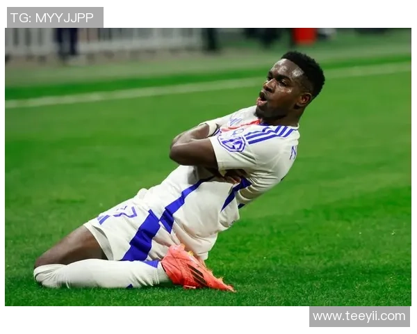 德甲惊天冷门里昂以4-0战胜曼联引发全场震动与热议